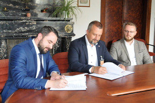 Náměstek pro řízení Sekce vyzbrojování a akvizic MO Filip Říha (vlevo) podepisuje smlouvu se zástupci akciové společnosti TATRA TRUCKS