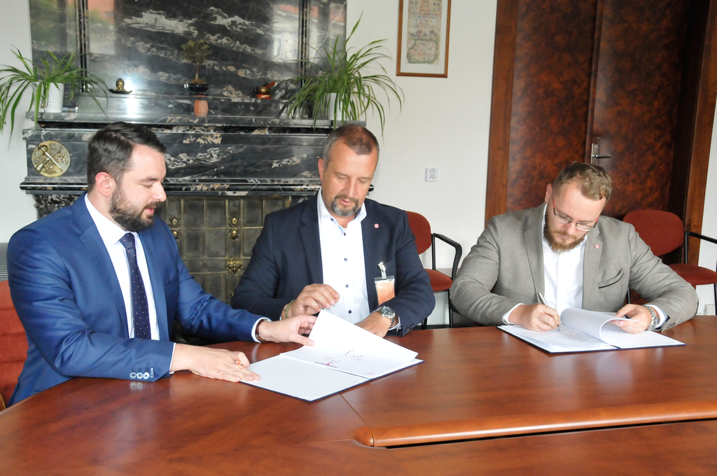 Náměstek Filip Říha spolu s místopředsedy představenstva TATRA TRUCKS a.s, Petrem Hendrychem a Miloslavem Mahutem  při podpisu smlouvy