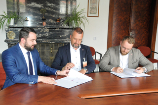 Náměstek Filip Říha spolu s místopředsedy představenstva TATRA TRUCKS a.s, Petrem Hendrychem a Miloslavem Mahutem  při podpisu smlouvy