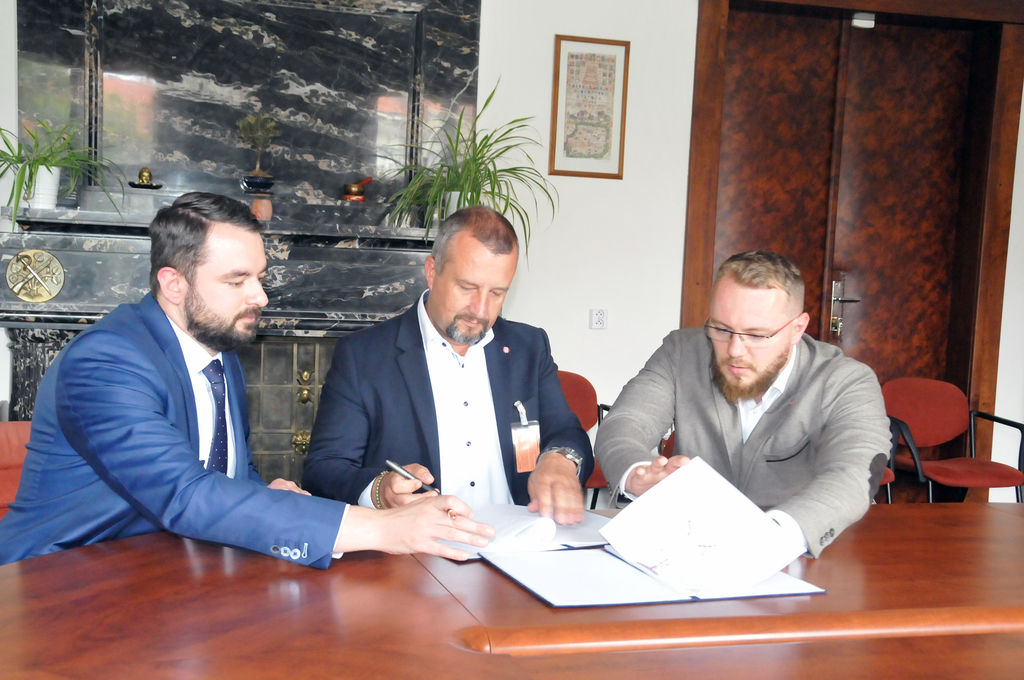 Z podpisu smlouvy mezi představiteli Ministerstva obrany ČR a TATRA TRUCKS a.s, která zaručuje nejen dodávku 71 nákladních vozidel