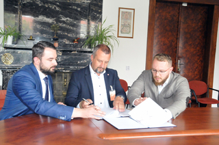 Z podpisu smlouvy mezi představiteli Ministerstva obrany ČR a TATRA TRUCKS a.s, která zaručuje nejen dodávku 71 nákladních vozidel