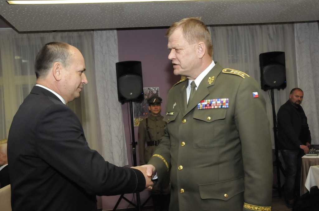 Náčelník GŠ AČR armádní generál Josef Bečvář udělil kapitánu v zál. Milanu Mojžíšovi Čestný odznak AČR Za zásluhy II. stupně