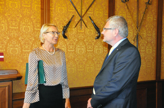 Velvyslankyně Lotyšské republiky Gunta Pastore v rozhovoru se zástupcem náměstka ministra obrany pro řízení Sekce obranné politiky a strategie MO Radomírem Jahodou