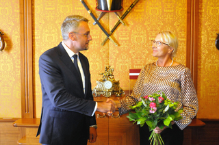 Přijetí velvyslankyně Lotyšska Gunty Pastore ministrem obrany ČR Lubomírem Metnarem v jeho úřadě