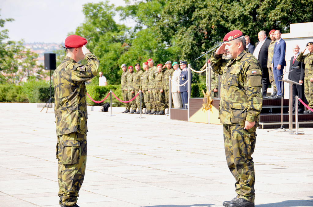 Náčelník Generálního štábu AČR armádní generál Aleš Opata při hlášení, které podává velitel jednotky major Václav Pejchar