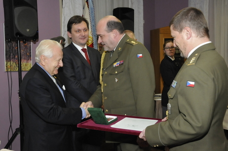 Plukovník Aleš Knížek předává spolu s plukovníkem Michalem Burianem pamětní medaili VHÚ Praha Miroslavu Grégrovi, emeritnímu místopředsedovi vlády a ministru obchodu a průmyslu