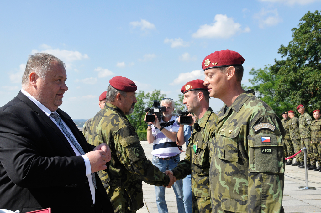 Náměstek  ministra obrany Antonín Rada a náčelník GŠ AČR armádní generál Aleš Opata předávají Záslužné kříže ministra obrany majoru Václavu Pejcharovi a podplukovníku Tomáši Novakovi