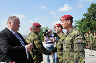 Náměstek  ministra obrany Antonín Rada a náčelník GŠ AČR armádní generál Aleš Opata předávají Záslužné kříže ministra obrany majoru Václavu Pejcharovi a podplukovníku Tomáši Novakovi