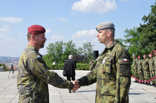Zástupce ředitele Společného operačního centra MO plukovník gšt. Radek Šíba blahopřeje kapitánu Jiřímu Chudáčkovi k udělení Čestného odznaku Armády České republiky Za zásluhy III. stupně