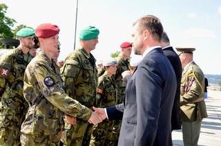 K udělení Medaile ministra obrany Za službu  v zahraničí blahopřál vojákům a vojákyním AČR také velvyslanec Litvy v ČR pan Edvilas Raudonikis