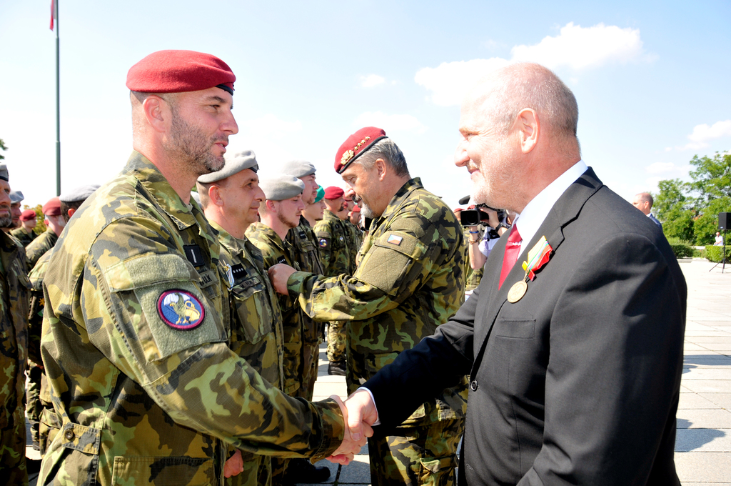 Český velvyslanec v Litvě pan Vít Korselt blahopřeje k udělenému vyznamenání