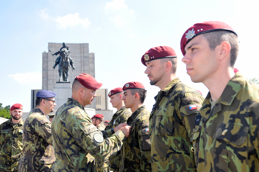 Medaile předával  náčelník štábu Pozemních sil AČR plukovník gšt. Ladislav Švejda a další velitelé