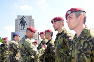 Medaile předával  náčelník štábu Pozemních sil AČR plukovník gšt. Ladislav Švejda a další velitelé