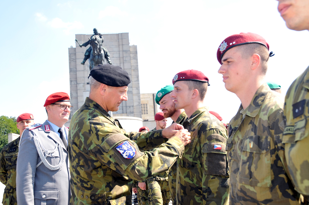 Náčelník Vojenské policie plukovník gšt. Miroslav Murček předává Medaili ministra obrany ČR Za službu v zahraničí jednomu z navrátilců