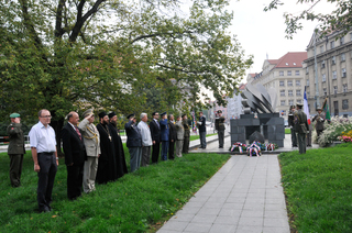 Připomínka 75. výročí Slovenského národního povstání byla v Praze zahájena pietními akty. Ten první se konal na dejvickém náměstí Svobody u Pomníku československých zahraničních letců