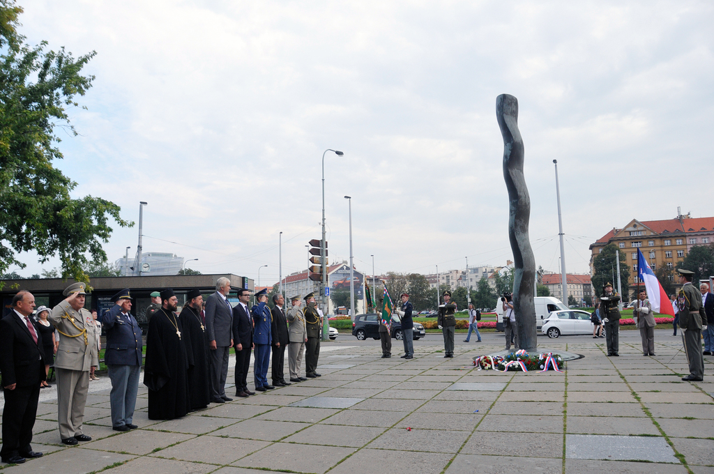 Druhý pietní akt se odehrál na Vítězném náměstí před Generálním štábem AČR