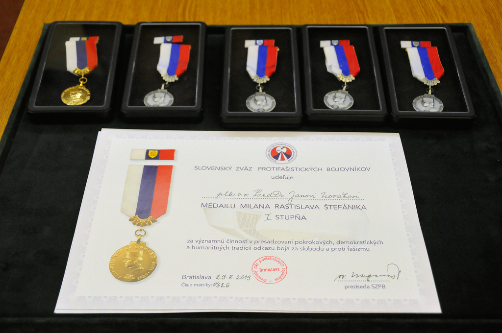 Slovenský svaz protifašistických bojovníků udělil Pamětní medaile generála Milana Rastislava Štefánika šesti osobnostem, byli mezi nimi i plukovník Jan Novák či bývalý velitel Vzdušných sil AČR generál Ladislav Minařík