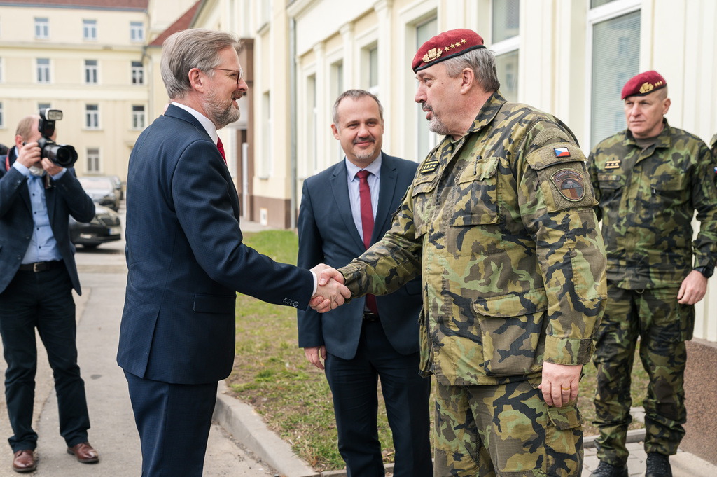 Z návštěvy premiéra Fialy u vojáků v Prostějově