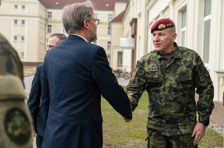 Z návštěvy premiéra Fialy u vojáků v Prostějově