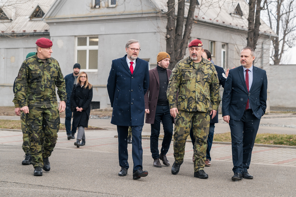 Z návštěvy premiéra Fialy u vojáků v Prostějově