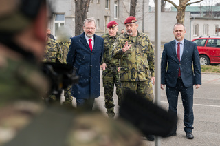 Z návštěvy premiéra Fialy u vojáků v Prostějově