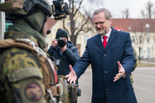 Z návštěvy premiéra Fialy u vojáků v Prostějově