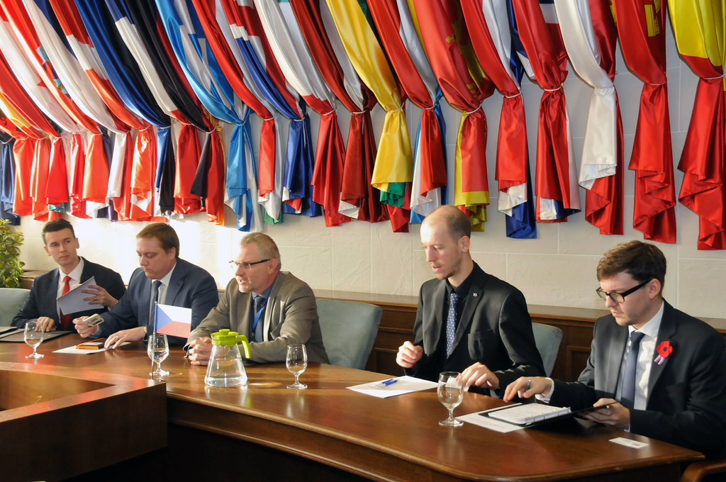 Česká delegace, která se zúčastnila jednání na Ministerstvu obrany ČR