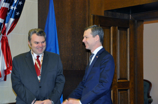 Parlamentní státní tajemník  Thomas Silberhorn (vpravo) v rozhovoru s pracovníkem SOPS MO Ondřejem Vlkem před zahájením jednání