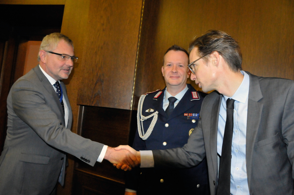 Náměstek Radomír Jahoda se zdraví s dalšími členy německé delegace