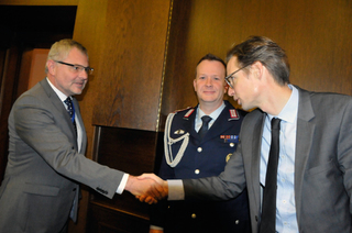 Náměstek Radomír Jahoda se zdraví s dalšími členy německé delegace