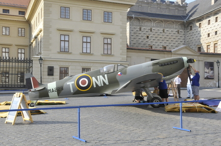 Model, který bude vystaven na Hradčanském náměstí v Praze do soboty 15. srpna do 14:00 hodin, přivezli do Prahy členové Czech Spitfire Clubu z Jihlavy