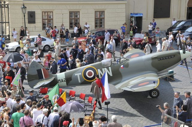 Ze vzpomínkové slavnosti k 70. výročí návratu československých letců RAF do vlasti- Hradčanské náměstí Praha