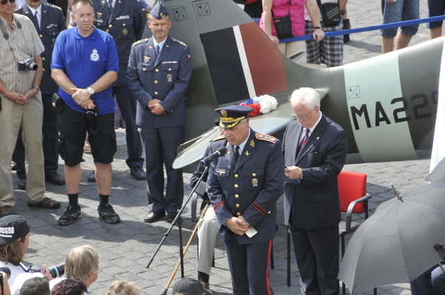 Ze vzpomínkové slavnosti k 70. výročí návratu československých letců RAF do vlasti - Hradčanské náměstí Praha. K divákům promluvil i náčelník Vojenské kanceláře prezidenta republiky generál Rostislav Pilc