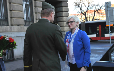 Náčelník GŠ AČR armádní generál Josef Bečvář přivítal ministryni obrany Karlu Šlechtovou před budovou Generálního štábu AČR na pražském Vítězném náměstí 