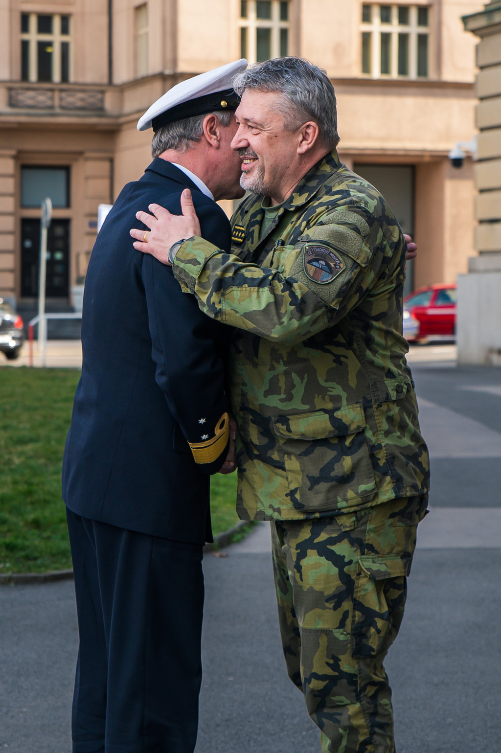 Generál Opata vítá předsedu Vojenského výboru NATO admirála Bauera před Generálním štábem AČR