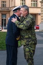 Generál Opata vítá předsedu Vojenského výboru NATO admirála Bauera před Generálním štábem AČR