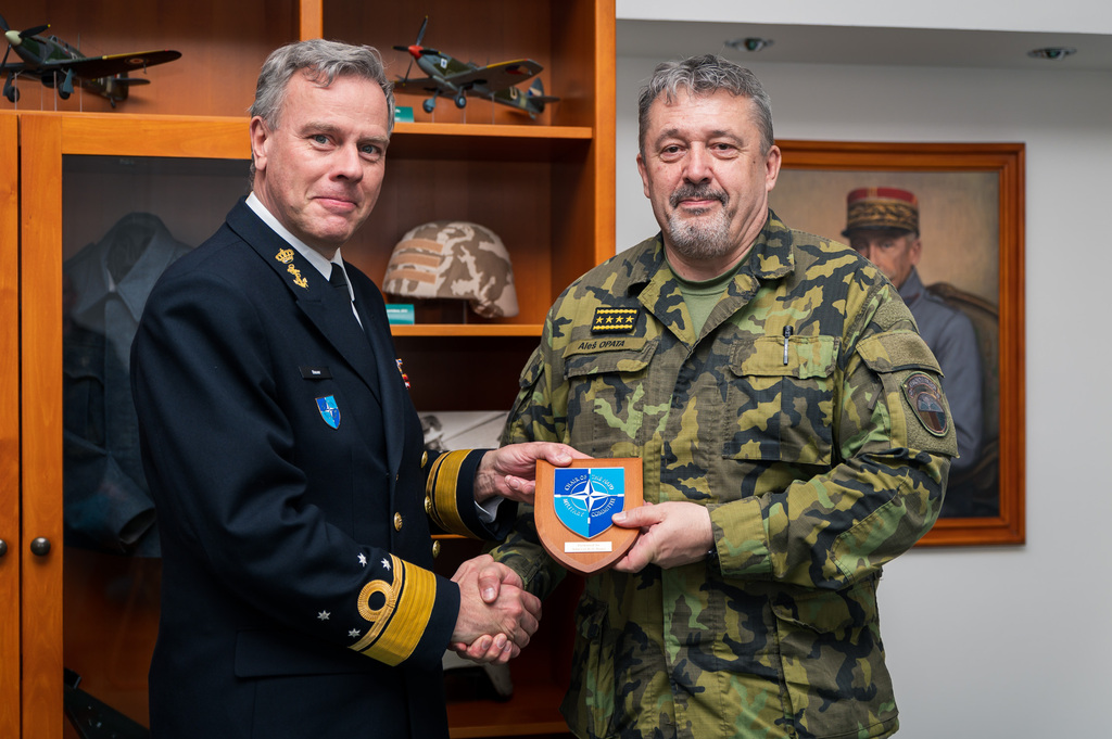 Plaketu předsedy Vojenského výboru NATO obdržel i generál Opata