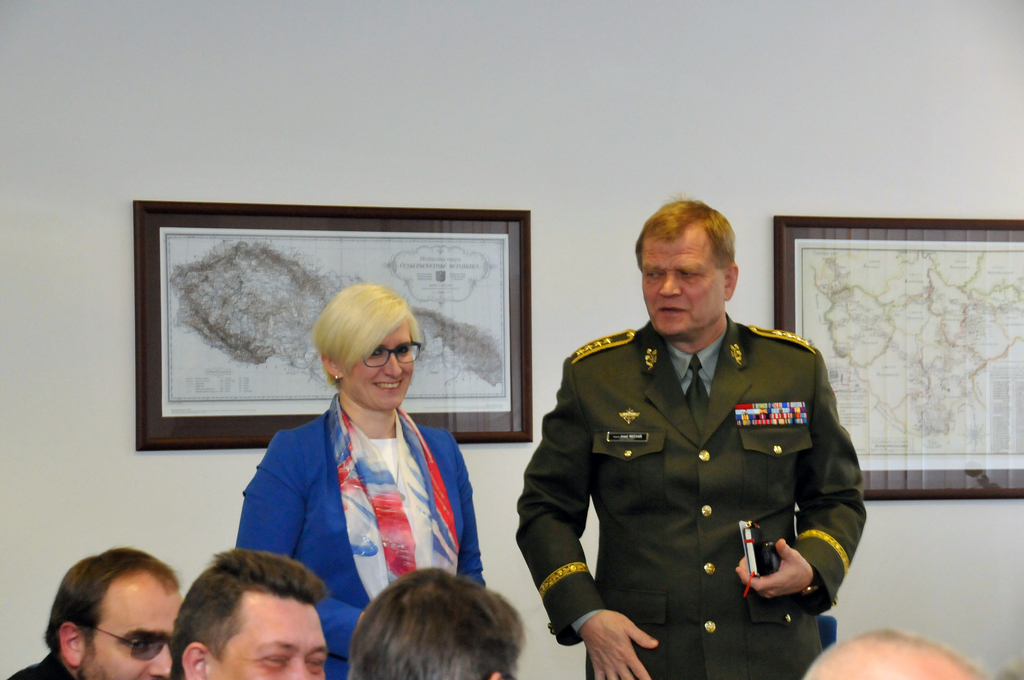 Ministryně Karla Šlechtová v doprovodu armádního generála Josefa Bečváře navštívila jednání generality Armády České republiky