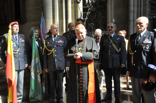 Kardinál Dominik Duka vzpomněl statečné činy mužů z řad RAF v katedrále sv. Víta na Pražském hradě u knihy se jmény všech čs. příslušníků RAF