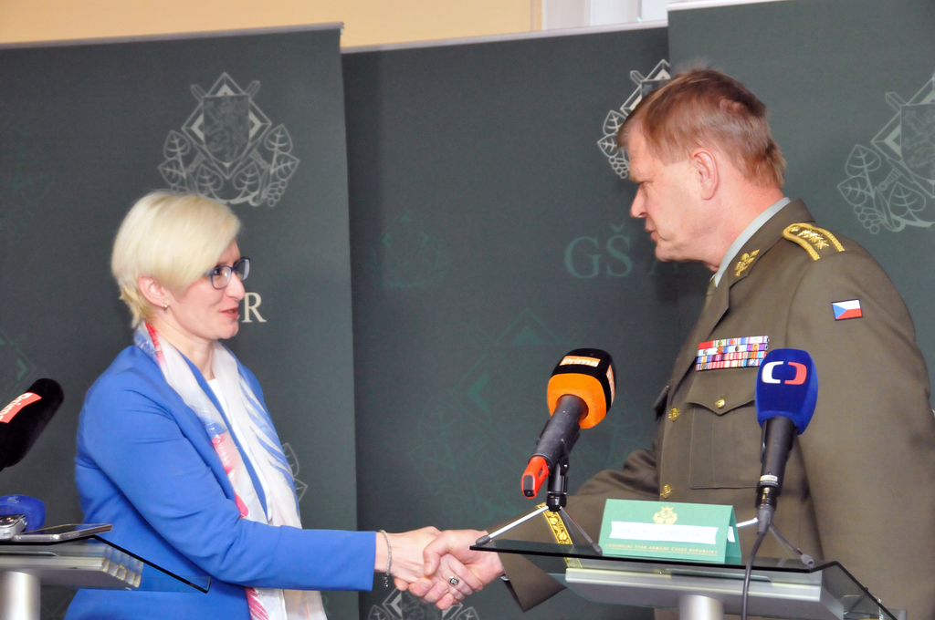 Tiskovou konferencí končila oficiální návštěva nové ministryně obrany na Generálním štábu AČR 