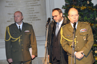 Účastníky uměleckého vystoupení přivítali plukovníci gšt. Eduard Stehlík a Jaroslav Knichal spolu se zástupcem ředitele Volareza Praha náměstkem pro provoz Hynkem Novákem