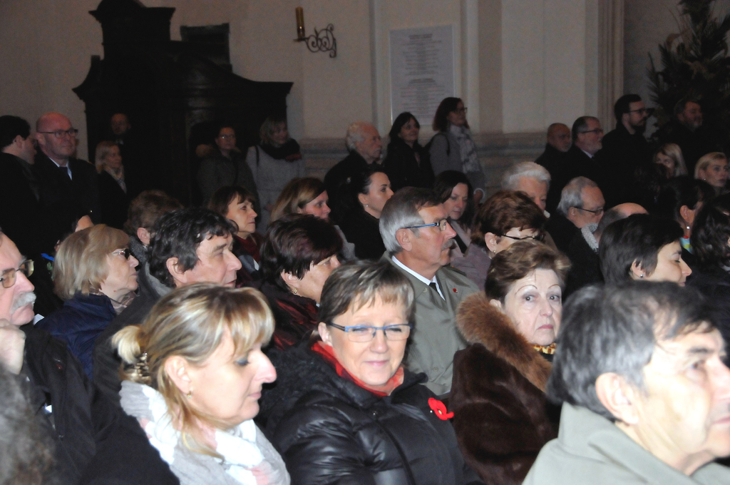 Váleční veteráni a další hosté ve Vojenském kostele sv. Jana Nepomuckého v Praze