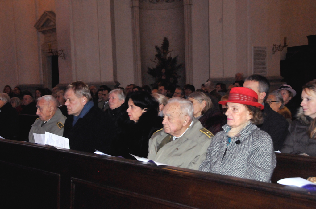 Hlavními hosty byli váleční veteráni s nimiž se pozdravil armádní generál Josef Bečvář