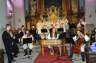 Vojenský umělecký soubor Ondráš - orchestr lidových nástrojů a dívčí sbor při vystoupení
