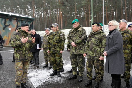 Vojáci seznámili ministryni Karlu Šlechtovou i se způsobem střežení skladu hlídkovými psy