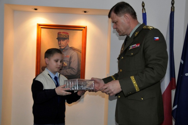 Generál Josef Bečvář předal autorovi nevšední eseje dary českých vojáků, jako upomínku na dnešní setkání