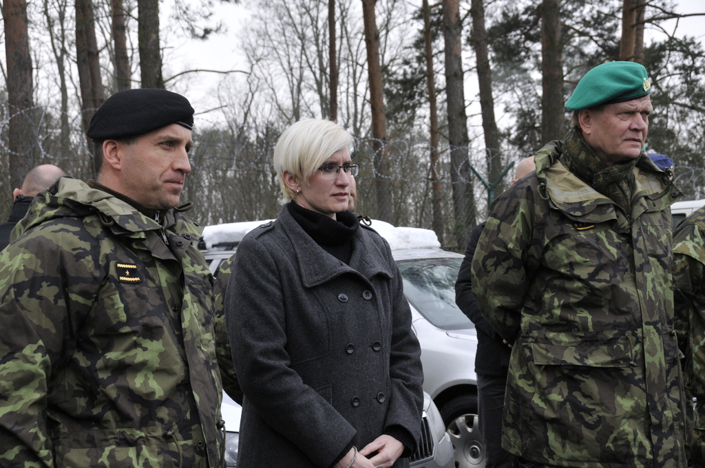 Ministryně obrany Karla Šlechtová v doprovodu náčelníka GŠ AČR armádního generála Josefa Bečváře a náčelníka Vojenské police brigádního generála Pavla Kříže sleduje ukázku kynologů
