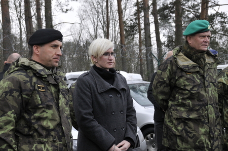 Ministryně obrany Karla Šlechtová v doprovodu náčelníka GŠ AČR armádního generála Josefa Bečváře a náčelníka Vojenské police brigádního generála Pavla Kříže sleduje ukázku kynologů
