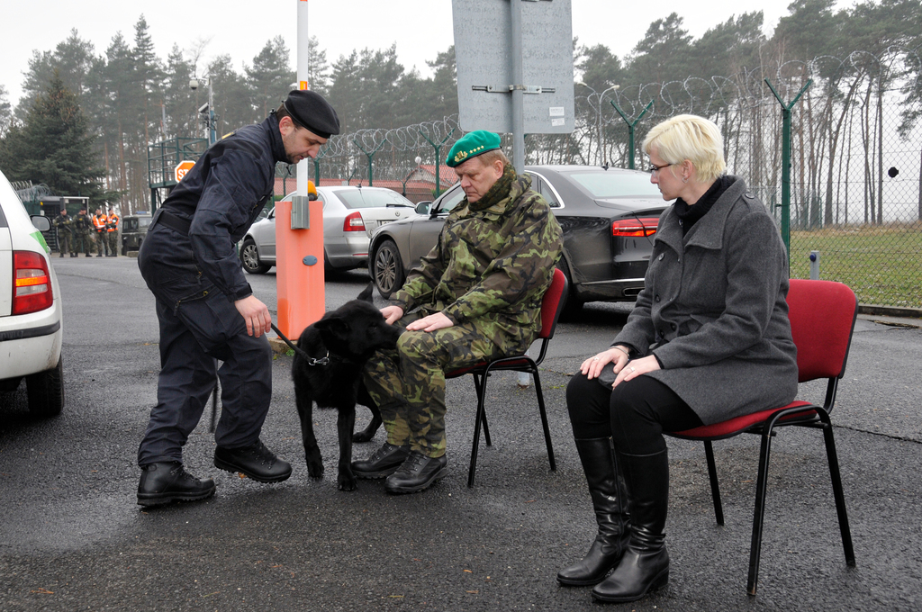 V další ukázce se jako figuranti propůjčili i nejvyšší představitelé Ministerstva obrany - ministryně Karla Šlechtová a náčelník GŠ AČR armádní generál Josef Bečvář