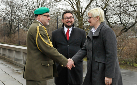 Na pražském Vítkově přivítali ministryni obrany Karlu Šlechtovou ředitel Vojenského historického ústavu Praha plk. Aleš Knížek a ředitel Národního muzea Michal Lukeš